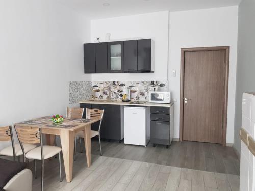 eine Küche mit einem Tisch und einem Esszimmer in der Unterkunft Apartament Noblesse, complex Apolonia-Eforie Nord in Eforie Nord