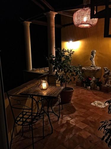 una mesa en una habitación con plantas y una fuente en La Terrazza sul Mare, en Capri