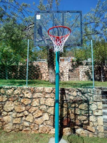 a basketball hoop in front of a stone wall at Il Suo Paradiso in Dhavgáta