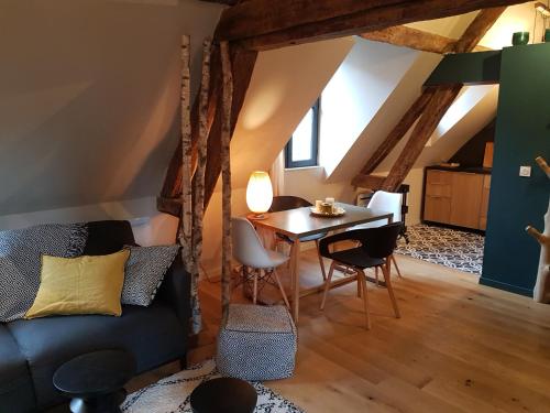 un salon avec un canapé bleu et une table dans l'établissement Centre historique l'authentique Saint Nicolas ou le bourdon de la Cathédrale, à Rouen