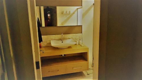 ein Bad mit einem Waschbecken und einem Spiegel in der Unterkunft Duplex DE LUX com piscina,Churrasqueira TOTALMENTE PRIVATIVO in Nova Friburgo