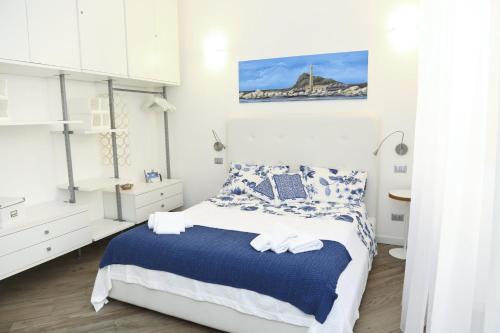 A bed or beds in a room at Casa Blue
