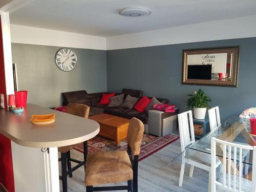 uma sala de estar com um sofá e uma mesa em BedinReims cozy apartment parking and wifi free ideal 4 Adultes et 2 Enfants em Reims