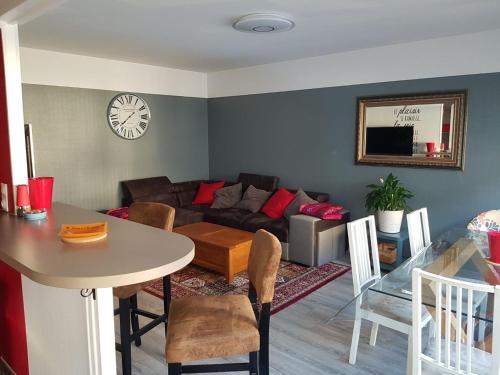 un salon avec un canapé et une table dans l'établissement BedinReims cozy apartment parking and wifi free ideal 4 Adultes et 2 Enfants, à Reims