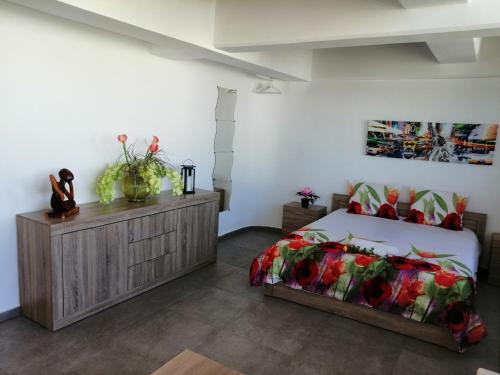 een slaapkamer met een bed en een dressoir bij Spacious & Modern Studio Apartment Near the Airport in Glyka Nera