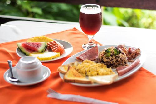Tajo AltoにあるAdventure Park & Hotel Vista Golfoのテーブル(2皿分の食べ物とビール1杯付)