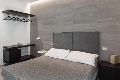 Ένα ή περισσότερα κρεβάτια σε δωμάτιο στο Hotel Commodore