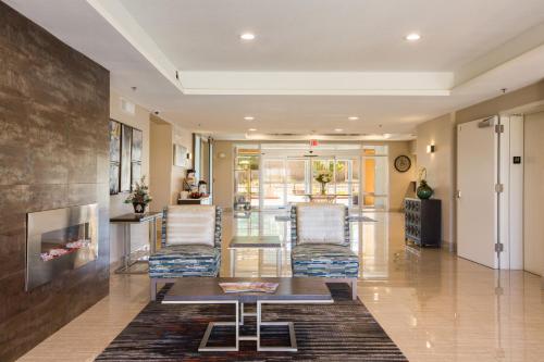 Zona de estar de Baymont by Wyndham Albuquerque Airport