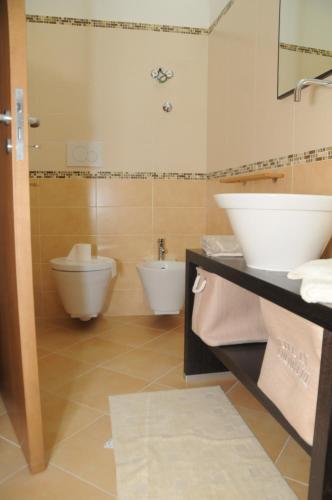 a bathroom with a toilet and a sink at Casa Vacanze Li Galli in Sant'Agnello