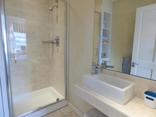 y baño con ducha, lavamanos y ducha. en Lade Braes Lane, Westview House, Westview, St. Andrews, Fife, KY16 9ED, en St Andrews
