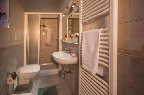 A bathroom at Casa delle rose