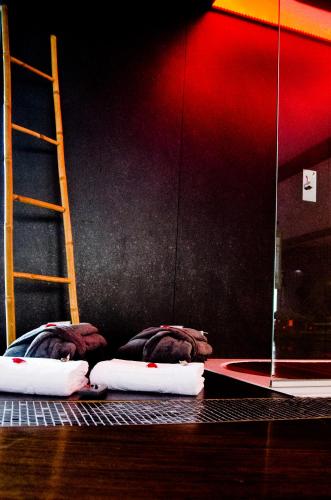 a room with two bunk beds and a ladder at Le Baiser de Shogun in Ensival