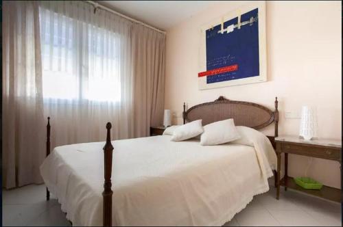 a bedroom with a large white bed and a window at ADOSADO DE LUJO CON PISCINA PRIVADA en ZONA MUY TRANQUILA in Gandía