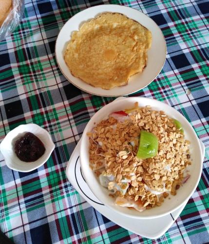 een tafel met twee borden met eten en een kom havermout bij Casa Vista Hermosa Quito in Quito