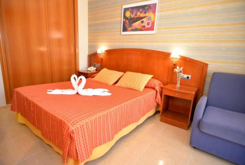 En eller flere senger på et rom på Hotel Portonovo