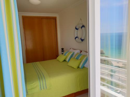 Ein Bett oder Betten in einem Zimmer der Unterkunft Seaview Varandas do Sol 2