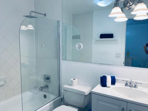 un bagno con wc, doccia e lavandino di Beach House BEACHFRONT STUDIO 107 a Miami Beach