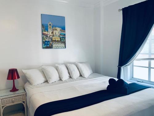 una camera da letto con un letto grande con una finestra di Beach House BEACHFRONT STUDIO 107 a Miami Beach