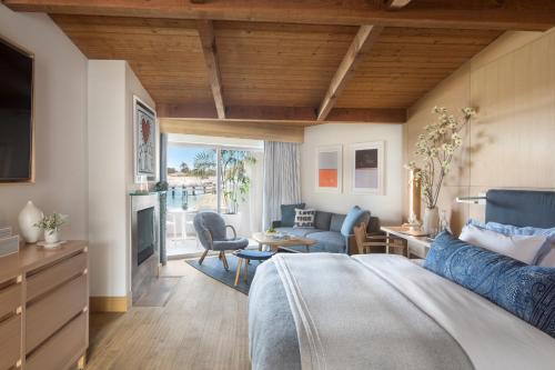 een slaapkamer met een bed en een woonkamer bij Malibu Beach Inn in Malibu