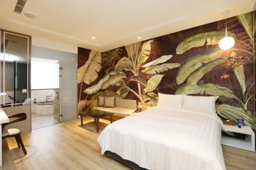 SUNLINE Motel & Resort في بايهة: غرفة نوم بسرير ابيض كبير وجدار جداري