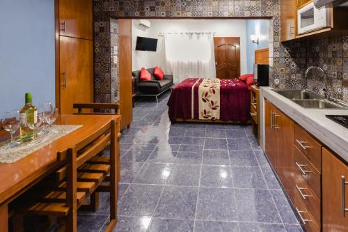 Suite Studio Serviced Apartmentsにあるキッチンまたは簡易キッチン