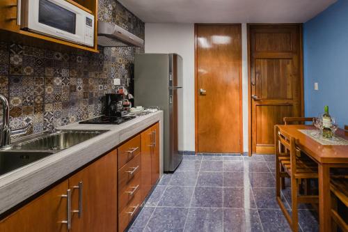 Suite Studio Serviced Apartmentsにあるキッチンまたは簡易キッチン