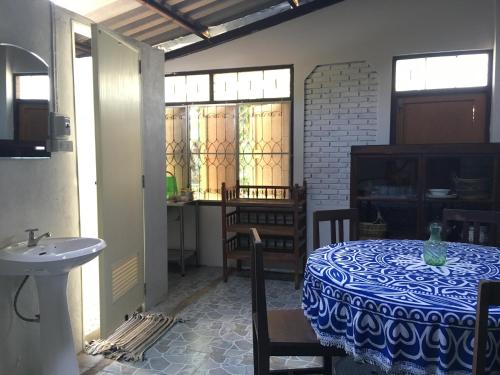 uma sala de jantar com uma mesa e um lavatório em Baan Bua Guest House em Chiang Rai