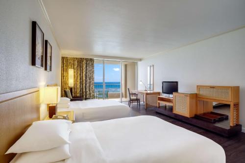 Postel nebo postele na pokoji v ubytování Hyatt Regency Guam