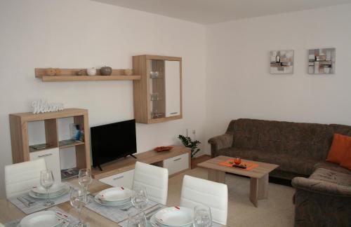 un soggiorno con divano e tavolo di Apartma Center a Bovec