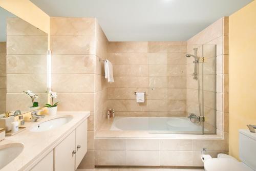 ein Bad mit einer Badewanne, 2 Waschbecken und einer Dusche in der Unterkunft Luxury townhouse La Cala Golf Resort (Golf, Beach, Nature and Amazing views) in La Cala de Mijas