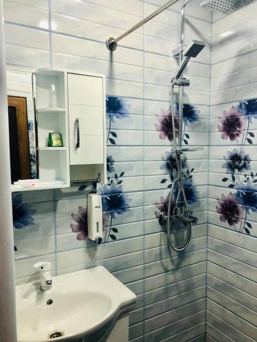 ein Badezimmer mit Waschbecken und Dusche in der Unterkunft HarMar Budget Hotel in the Centre in Goris