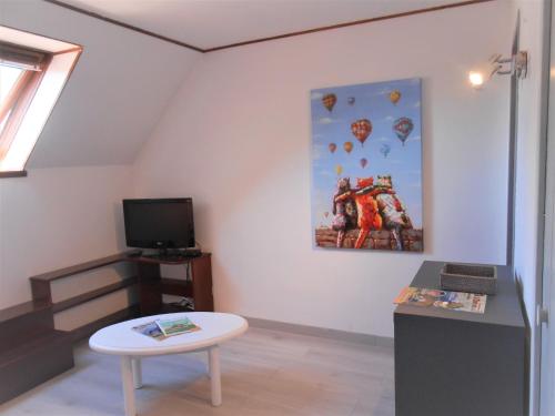 uma sala de estar com televisão e balões na parede em Appartement 3p luchon cures & ski Soda em Luchon