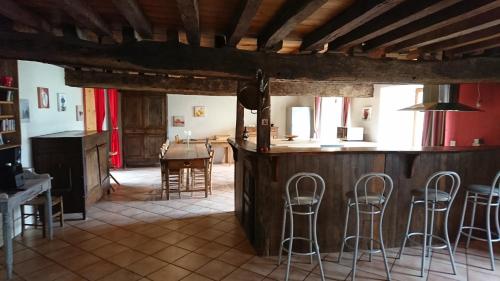 une cuisine et une salle à manger avec une table et des chaises dans l'établissement Ar Merglet - Grande longère authentique en Brocéliande, à Maxent