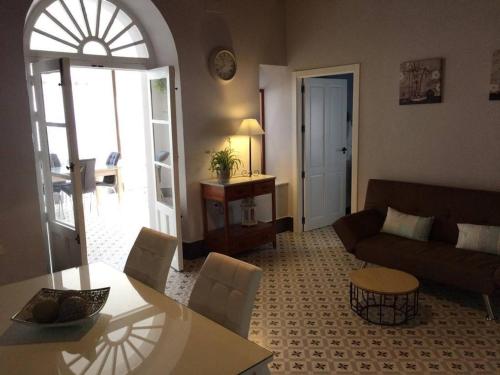 ein Wohnzimmer mit einem Sofa und einem Tisch in der Unterkunft La Casa de Monica in Aracena