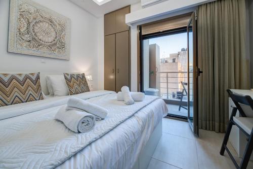 เตียงในห้องที่ Agios Titos Luxury Home