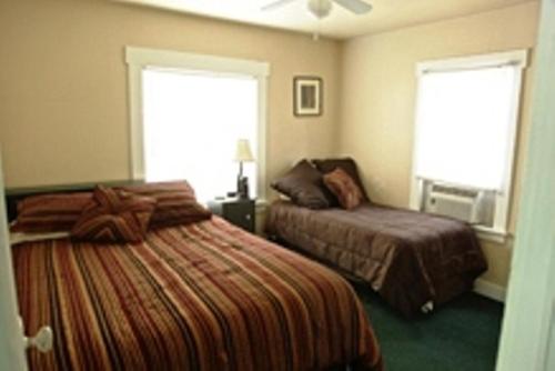 The Gateway Restaurant & Lodge tesisinde bir odada yatak veya yataklar