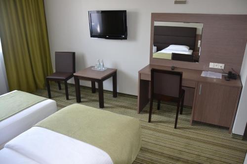 Una televisión o centro de entretenimiento en Hotel Pod Dębem