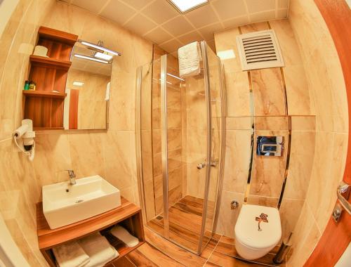DİAMOND LİMAN HOTEL في بارتين: حمام مع دش ومرحاض ومغسلة