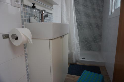 A bathroom at Adosado en playa de la Barrosa, casa Carlota