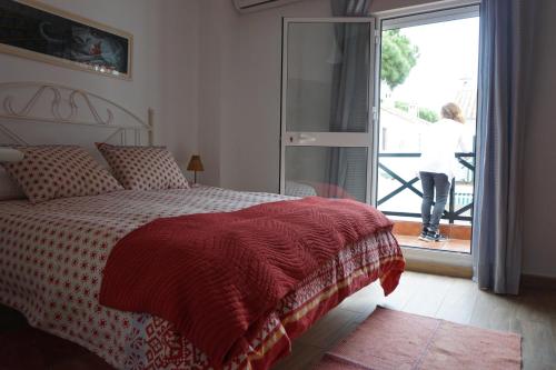 A bed or beds in a room at Adosado en playa de la Barrosa, casa Carlota