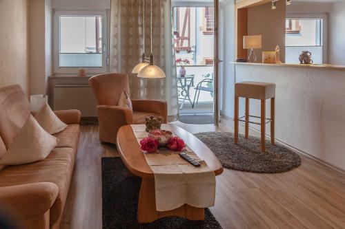 - un salon avec un canapé et une table basse dans l'établissement Haus Balduin, à Zell