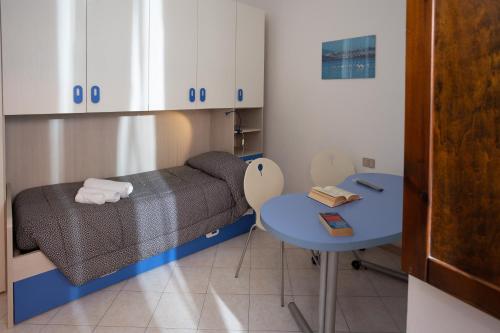 a small room with a bed and a table at La Casa di Elisa in Cagliari
