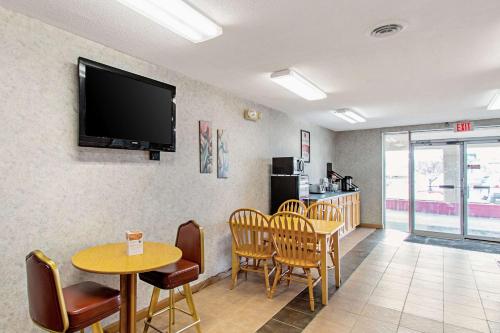 Econo Lodge Utica – Photos 3