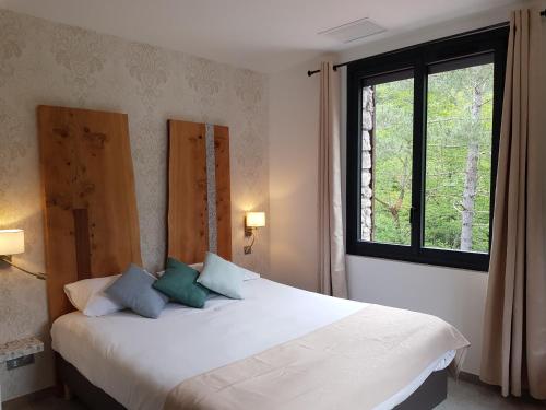 Een bed of bedden in een kamer bij Hôtel de la Restonica