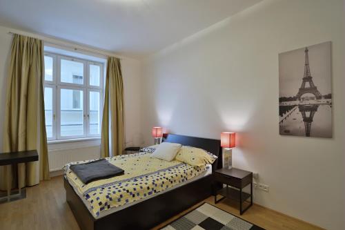 1 dormitorio con cama y vistas a la torre Eiffel en Kolonada luxury 2 bedroom apartment Snezka en Mariánské Lázně