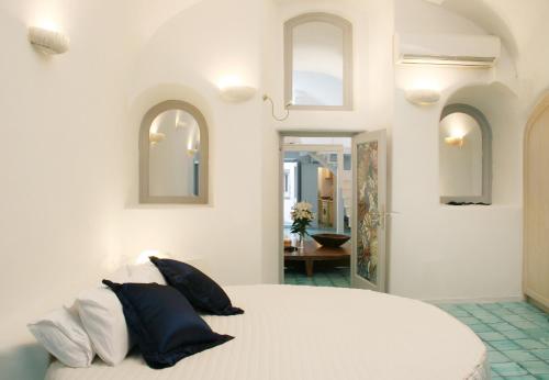 Tempat tidur dalam kamar di Blue Angel Villa