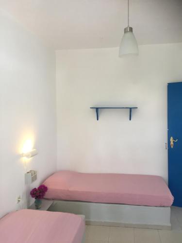 سرير أو أسرّة في غرفة في Amalia Apartments - Studios
