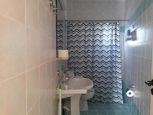 レティムノ・タウンにあるZannis Hotelのバスルーム(洗面台、トイレ、シャワー付)