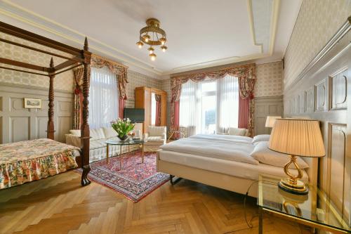 um quarto com uma cama e uma mesa com um candeeiro em Hotel Park Villa em Schaffhausen