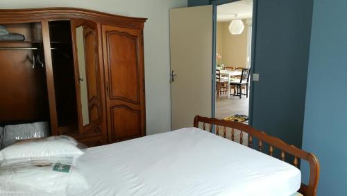 - une chambre avec un lit et une armoire en bois dans l'établissement Maison vent ouest, à Saint-Michel-Chef-Chef